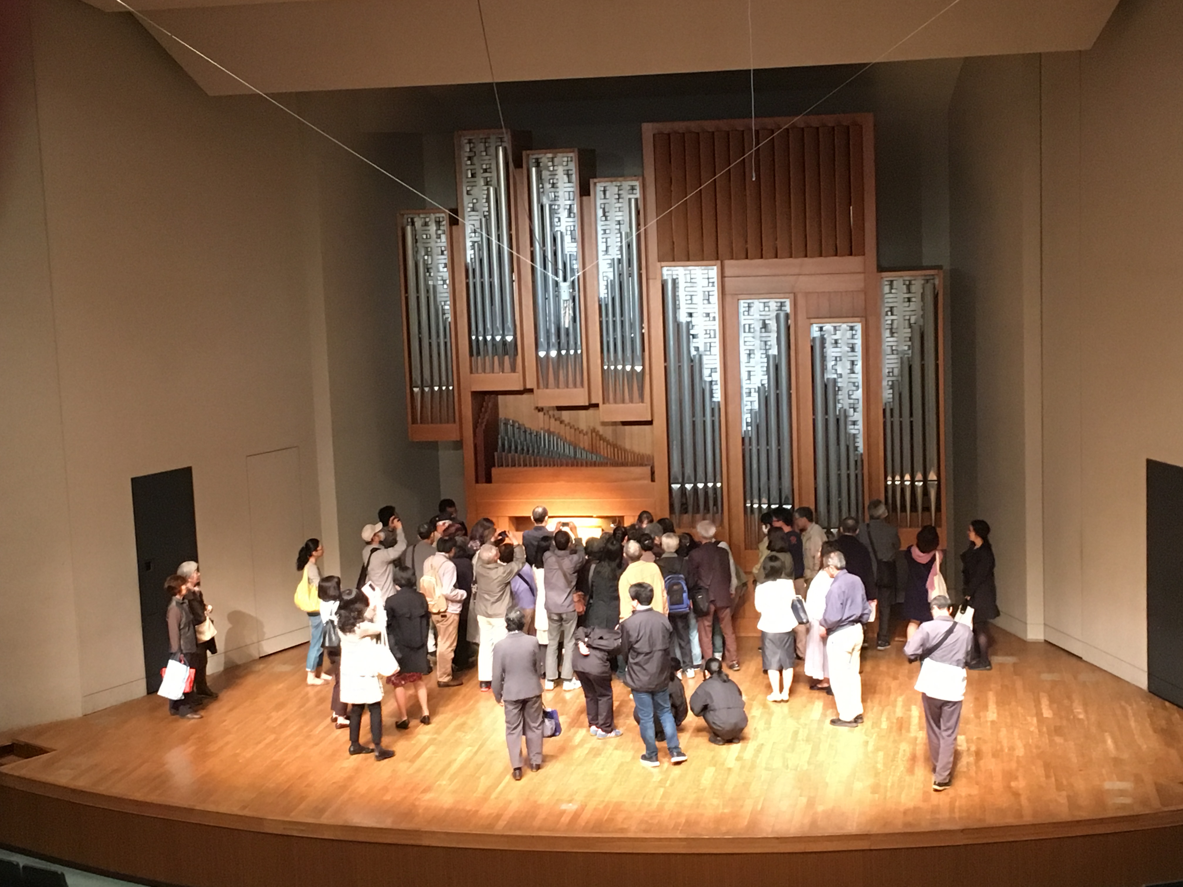 終演後オルガン見学の様子　(C)神奈川県民ホール