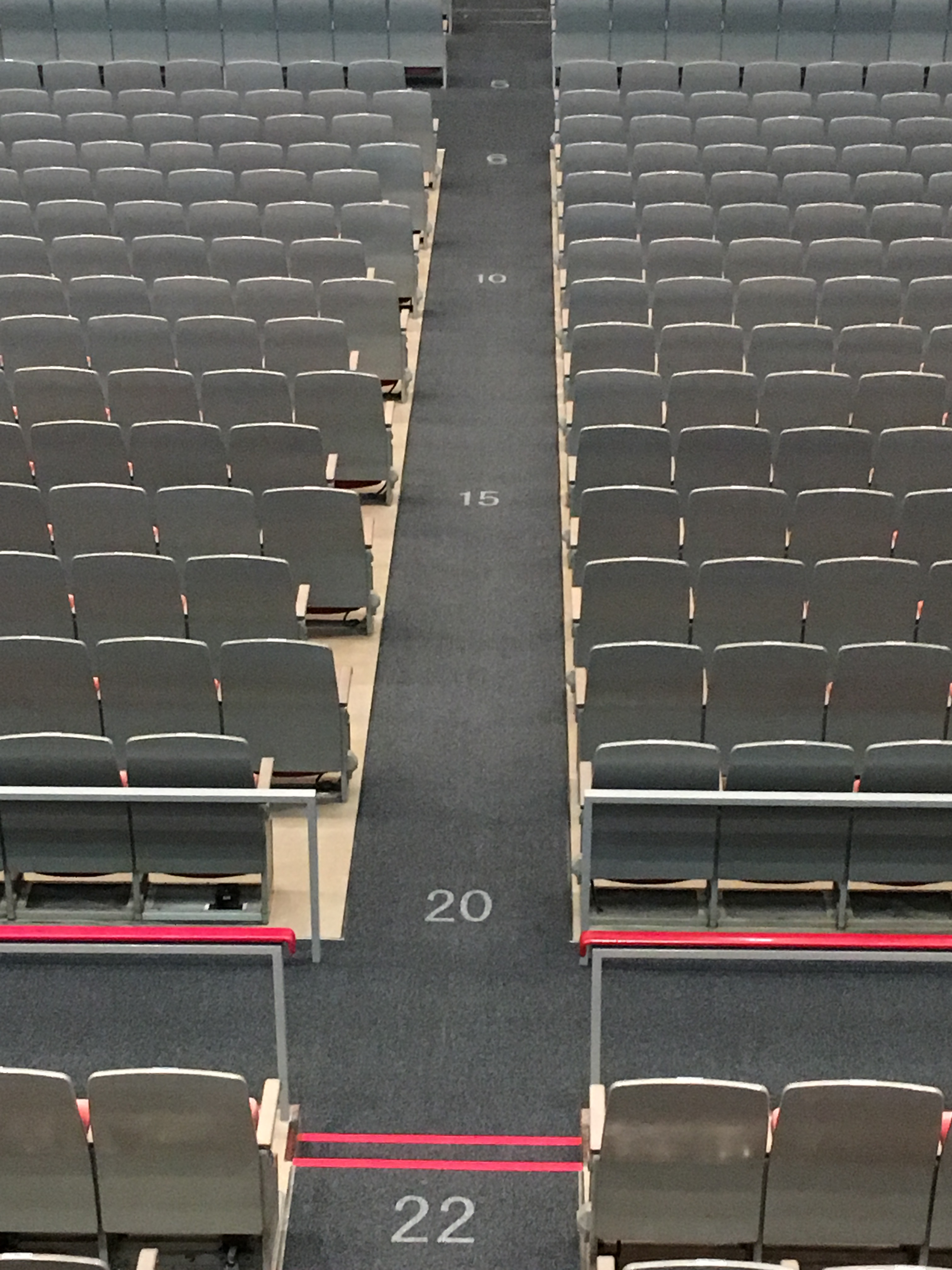 座席の列の番号が床に印字されている