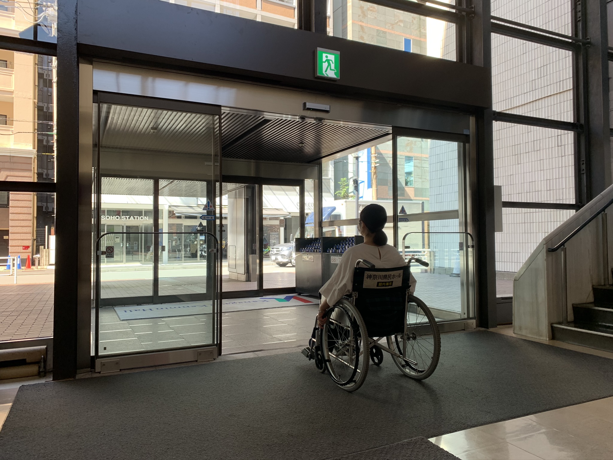車椅子ユーザーが自動ドアを通過する様子